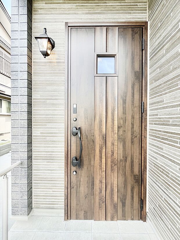 大切な家族、来客を出迎える玄関。