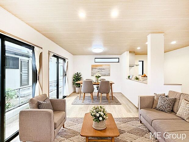 家族の和やかな会話が聞こえてきそう。開放感のあるリビングです。※家具はCGです