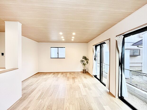 家族団らんの時間も増えそうなくつろぎのリビングダイニング。   