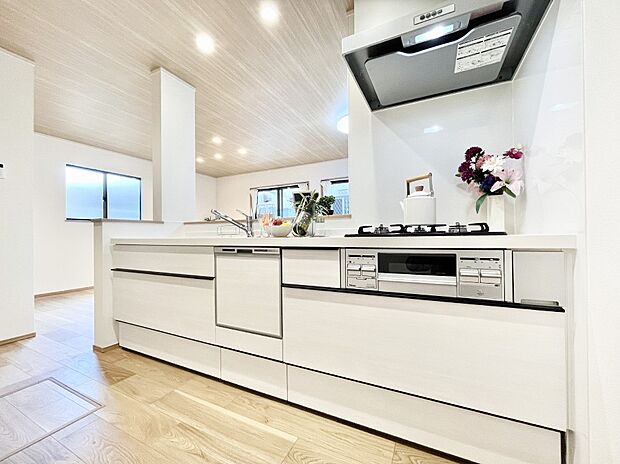 リビングで遊ぶお子様を見守りながらお料理ができる対面キッチン。