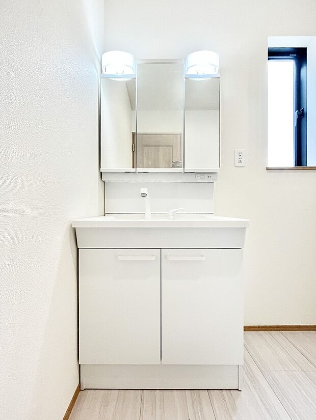 収納力と機能性に優れたお手入れラクラク洗面化粧台！  