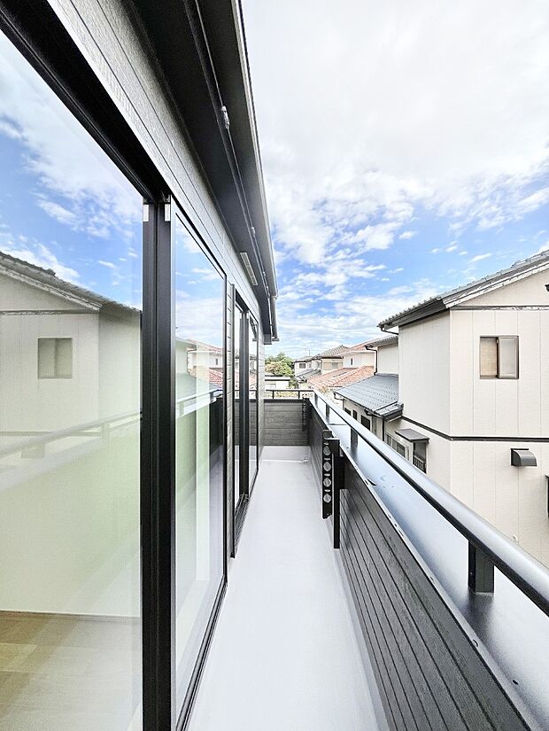 ゆったりバルコニーだから沢山お洗濯ものを干せます。