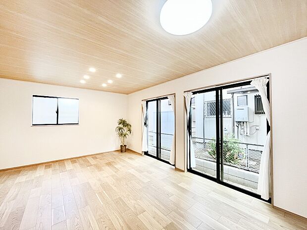 明るい陽光が注ぎ、寛ぎの雰囲気に満たされるダイニング。   