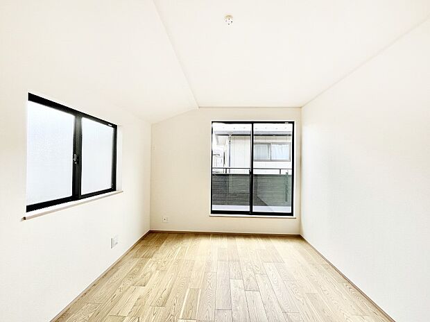 バルコニーが開放感をプラスしてくれる洋室