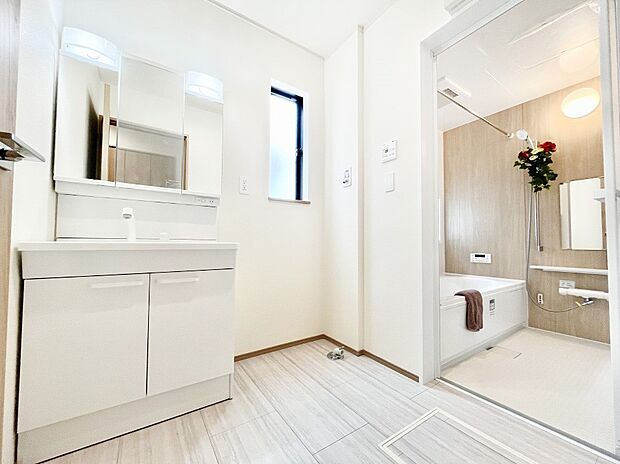 身支度もスムーズにおこなえる脱衣場。