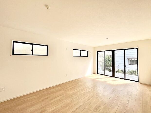 大きな窓からたっぷりの陽光と風を感じられるリビング