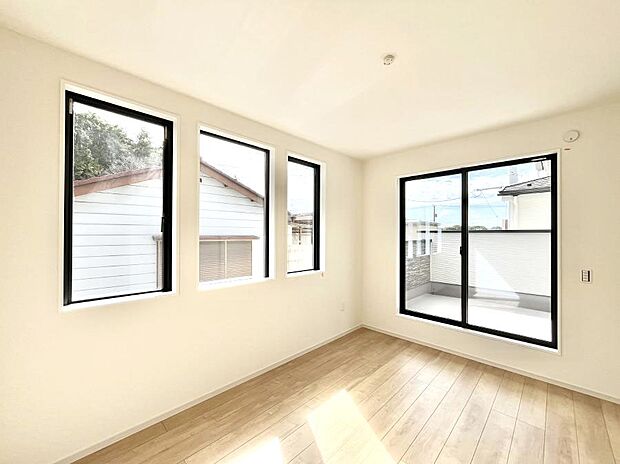 明るいバルコニーサイドに洋室を設置。目覚めの良い寝室に。