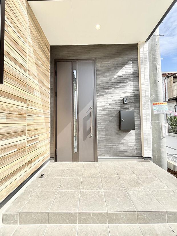 大切な家族、来客を出迎える玄関。