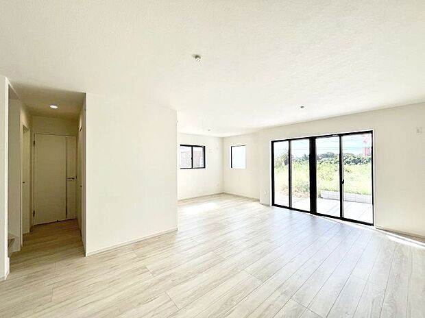 大きな窓からたっぷりの陽光と風を感じられるリビング  