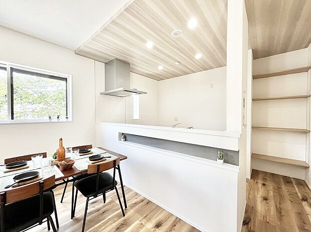 明るい陽光が注ぎ、寛ぎの雰囲気に満たされるリビング・ダイニング。   