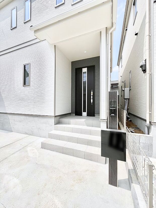 玄関前は雨が降っても濡れにくい屋根付き