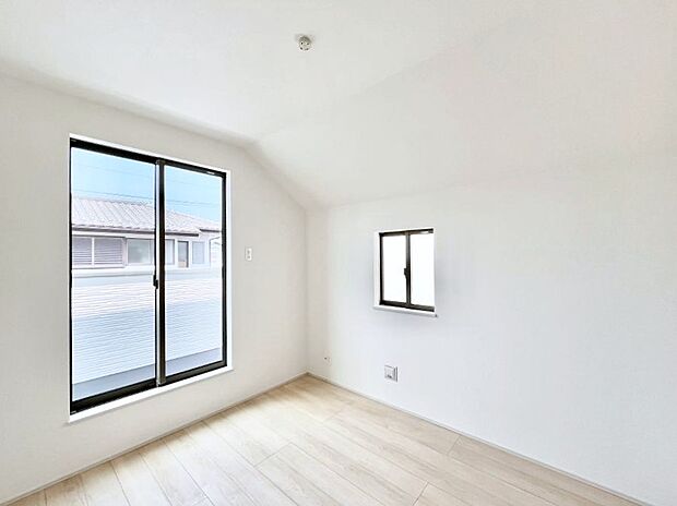 窓からのやさしい光が心地よいプライベートルーム