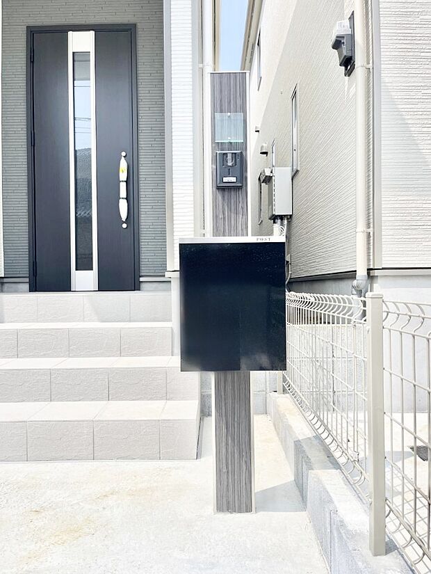 表札・インターホン・ポストをひとつに集約。エントランスになじむシンプルデザイン。