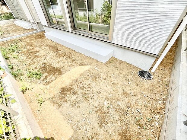 プランターを並べて季節のお花を楽しめるお庭付き。