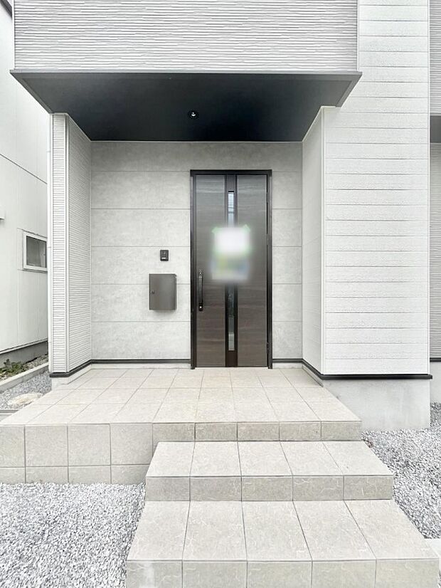 大切な家族、来客を出迎える玄関。