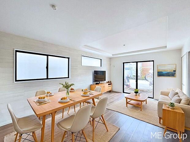 ご家族の賑やかな話し声で包まれる明るいリビング ※家具はCGです