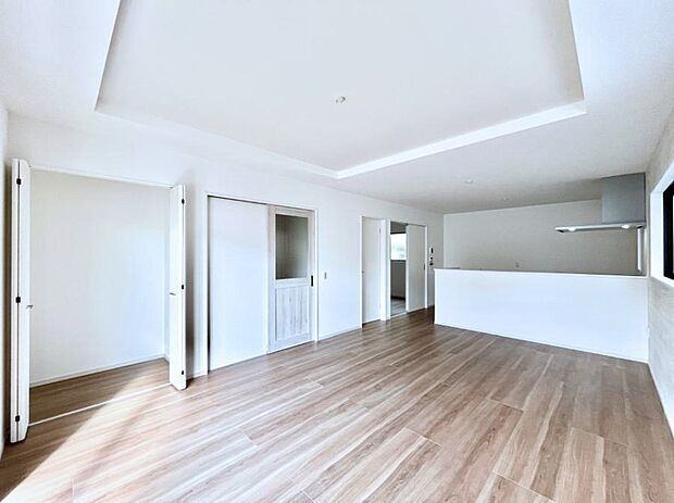 明るい陽光が注ぎ、寛ぎの雰囲気に満たされるリビング・ダイニング。