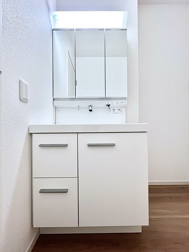 大きく見やすい三面鏡で清潔感ある洗面台は、身だしなみチェックや肌のお手入れにおすすめです。