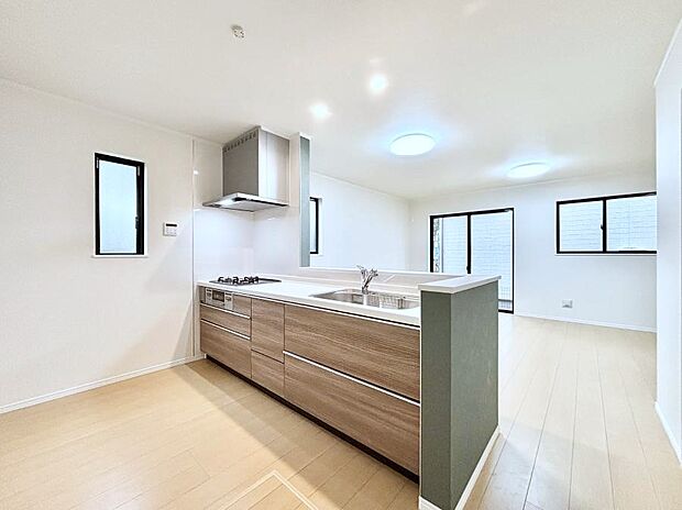 カウンター越しに楽しいおしゃべり。いつものお料理がもっと美味しくなりそうですね。