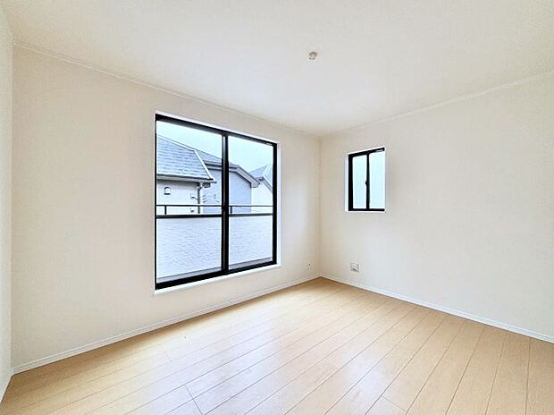 明るいバルコニーサイドに洋室を設置。目覚めの良い寝室に。