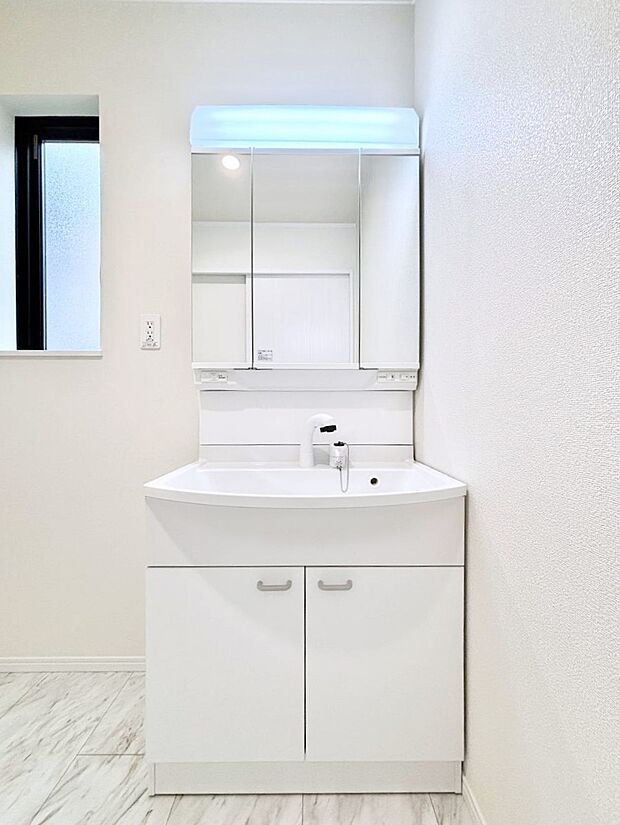 大きく見やすい三面鏡で清潔感ある洗面台は、身だしなみチェックや肌のお手入れにおすすめです。