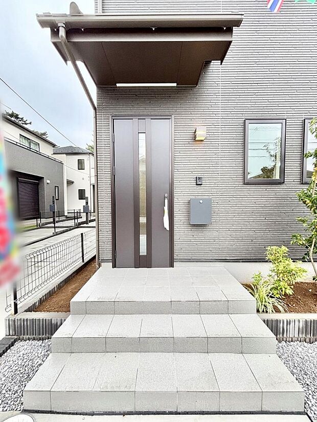 大切な家族、来客を出迎える玄関。