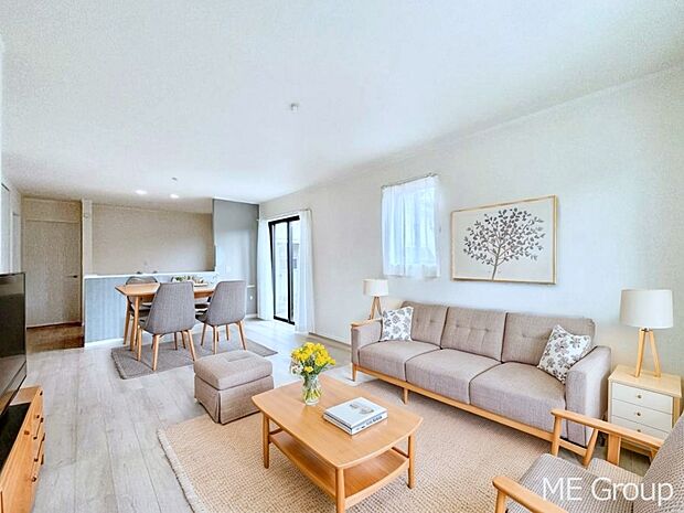 家族の和やかな会話が聞こえてきそう。開放感のあるリビングです。※家具はCGです  