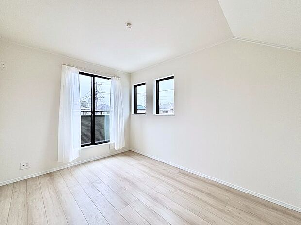 明るいバルコニーサイドに洋室を設置。目覚めの良い寝室に。 