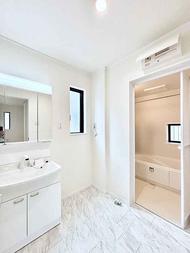 清潔感ある洗面化粧室で朝の身支度も快適