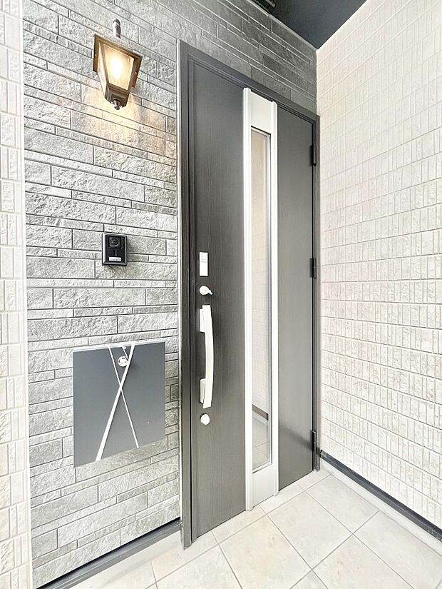 大切な家族、来客を出迎える玄関。