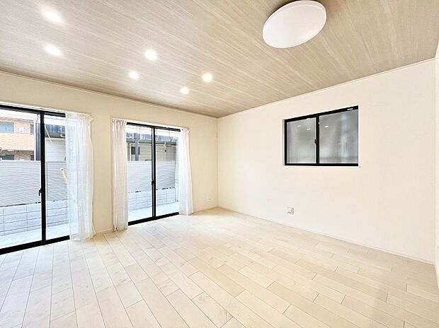 家族団らんの時間も増えそうなくつろぎのリビングダイニング。   