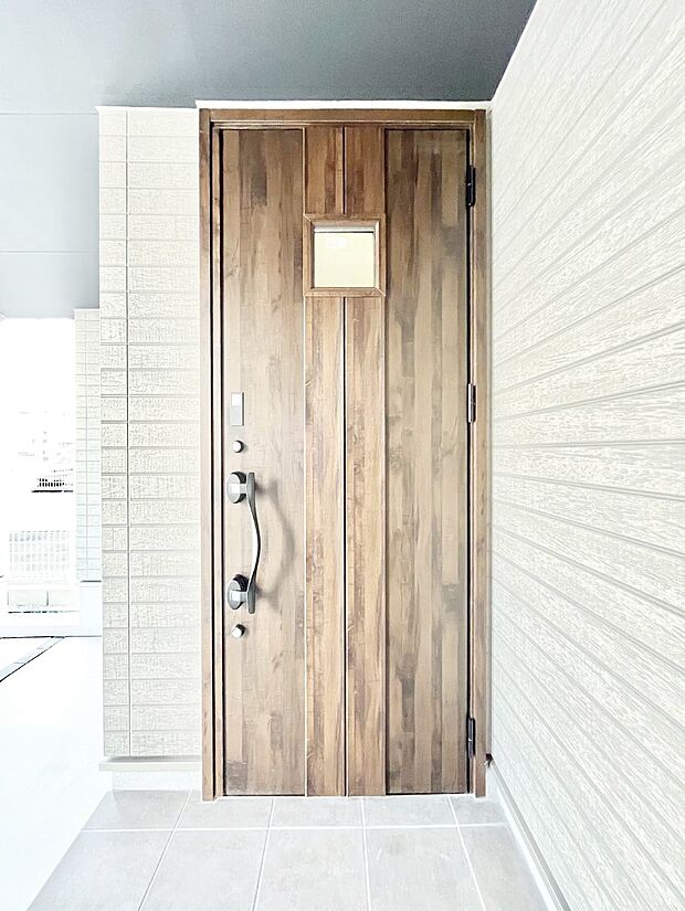 玄関前は雨が降っても濡れにくい屋根付き