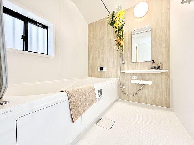 一日の疲れを癒してくれる明るい清潔感のあるバスルーム