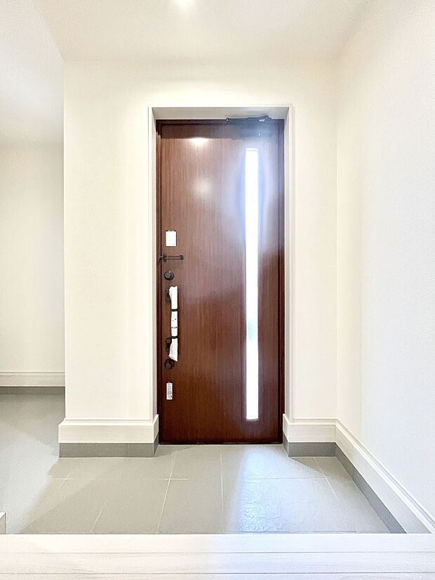 明るい玄関はお客様をお出迎えするのにぴったりです！ 