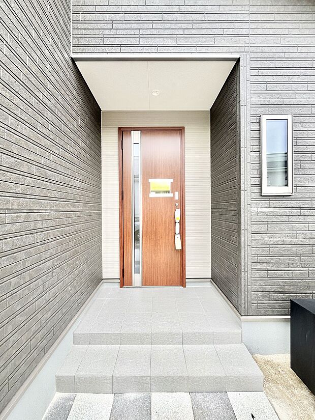 大切な家族、来客を出迎える玄関。