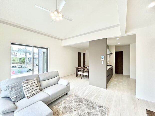 ご家族の賑やかな話し声で包まれる明るいリビング