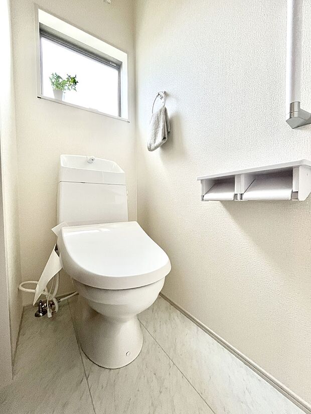 明るく清潔感のあるトイレです。 