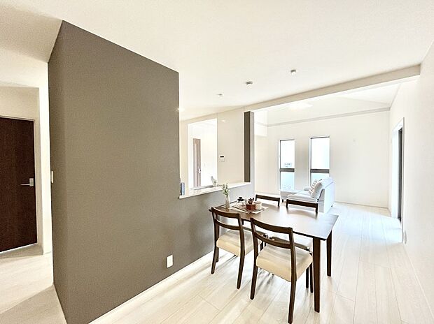 明るい陽光が注ぎ、寛ぎの雰囲気に満たされるダイニング。   