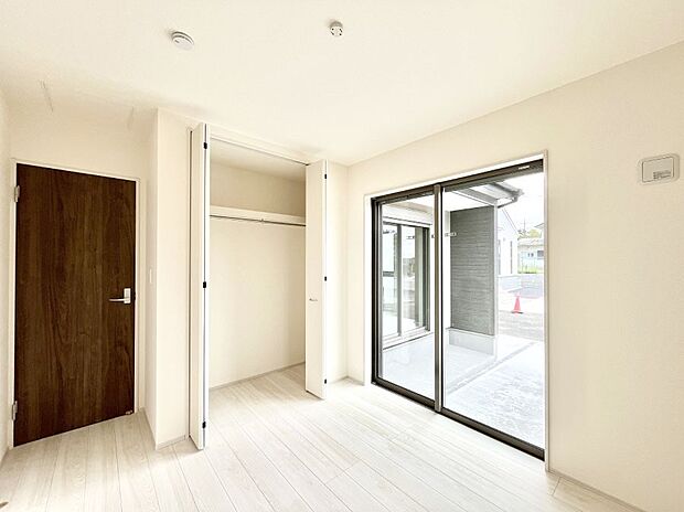 窓からのやさしい光が心地よいプライベートルーム