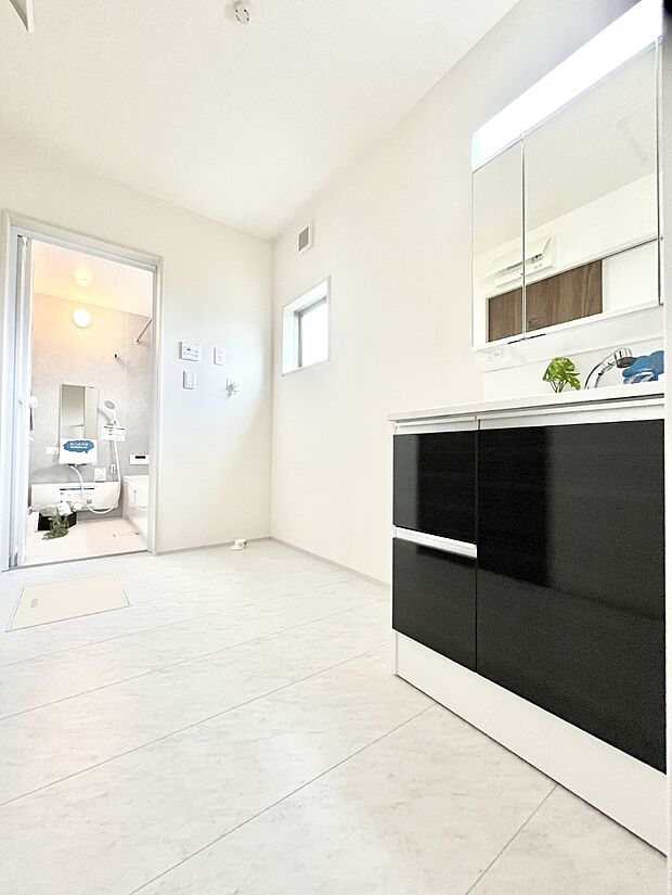 清潔感のある快適空間です。毎日の身支度も気持ち良くお使い頂けます。 