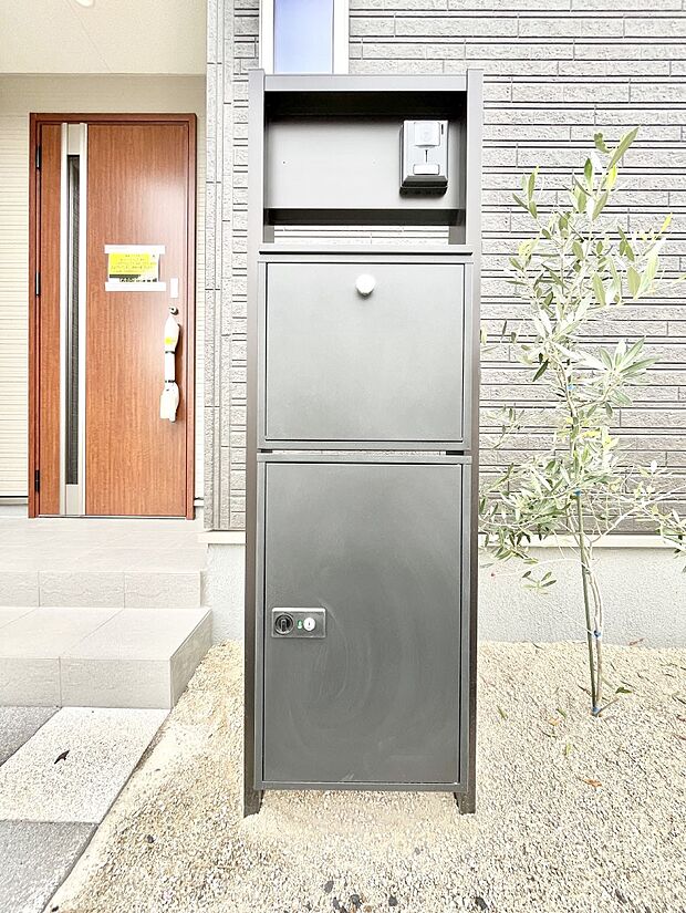 シンプルデザインのポスト。