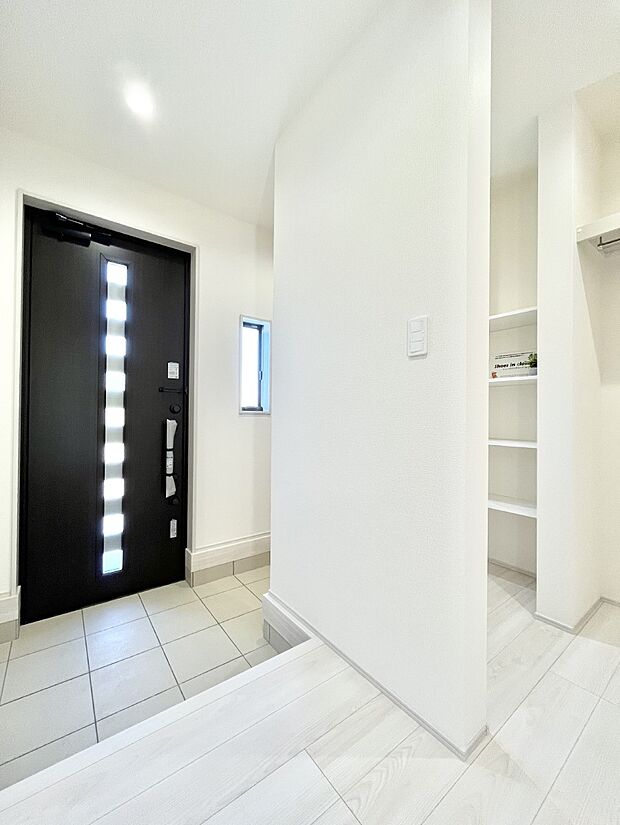 ガラススリットの入った玄関ドアが室内に光を届けてくれます