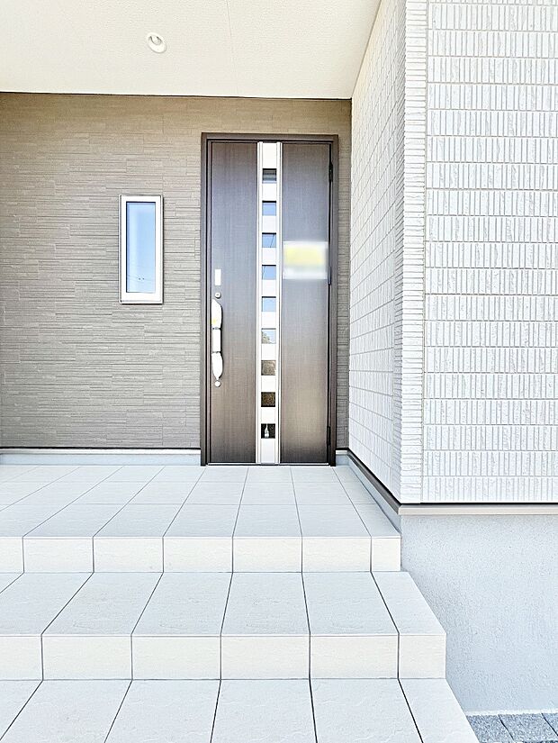 大切な家族、来客を出迎える玄関。