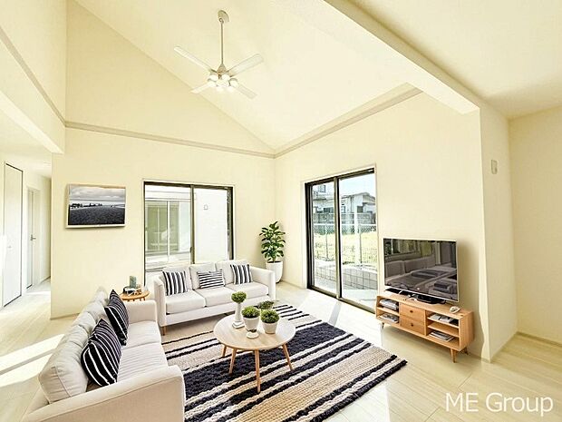 ご家族の賑やかな話し声で包まれる明るいリビング  ※家具はCGです