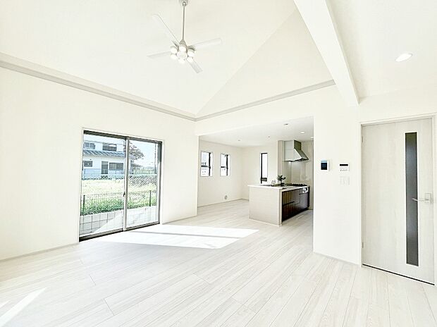 大きな窓からたっぷりの陽光と風を感じられるリビング