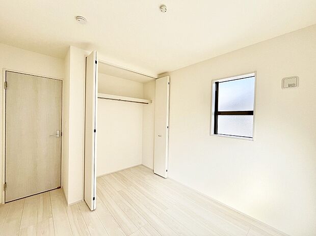 使いやすい形でベットや家具の置き方にも困ることもありません。