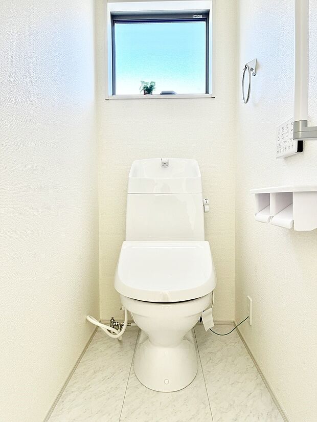 清潔感あるシャワートイレ。小窓から光が注ぎ込みます！