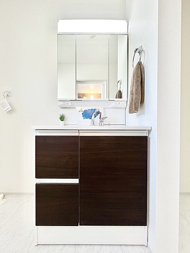 大きく見やすい三面鏡で清潔感ある洗面台は、身だしなみチェックや肌のお手入れにおすすめです。