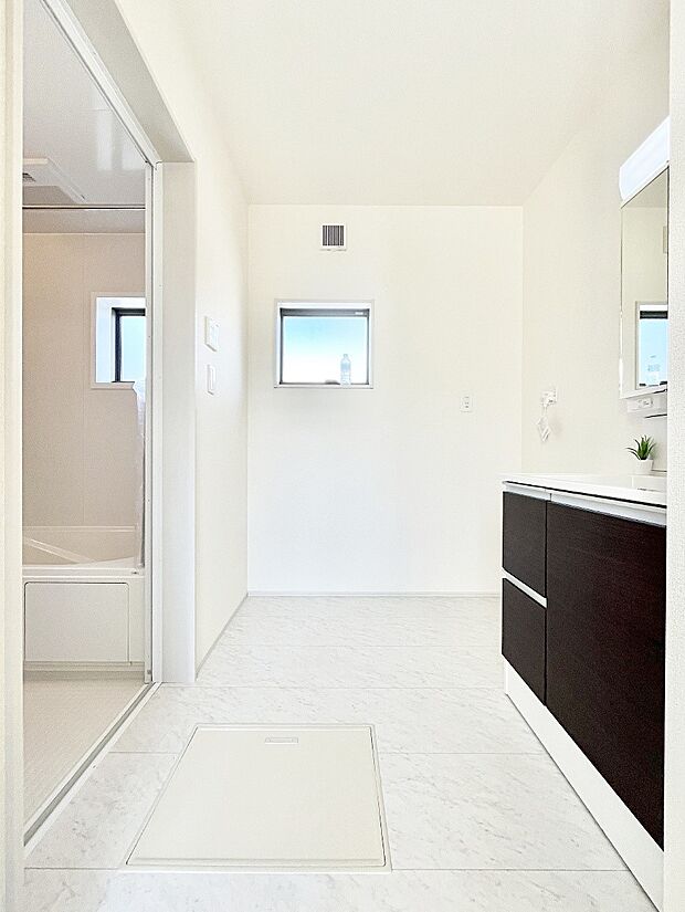 柔らかな朝の光を感じられる窓がついた洗面室