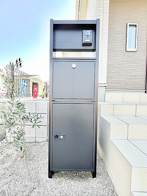 表札・インターホン・ポスト・宅配ＢＯＸをひとつに集約。エントランスになじむシンプルデザイン。